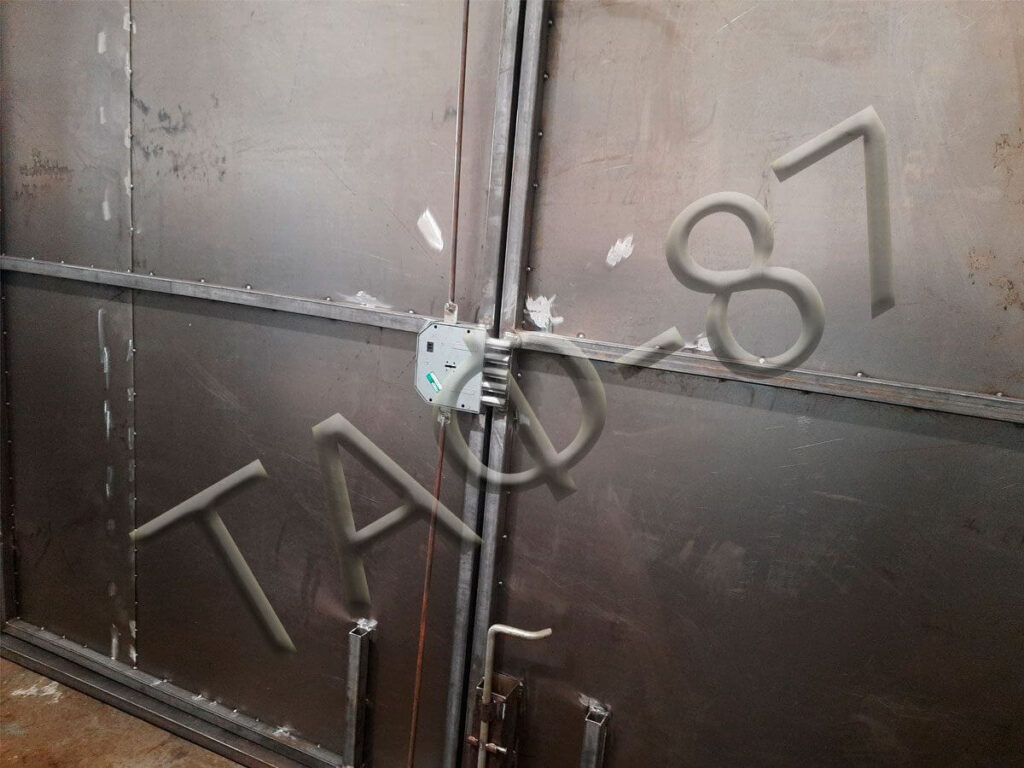 Ворота металевого гаражу